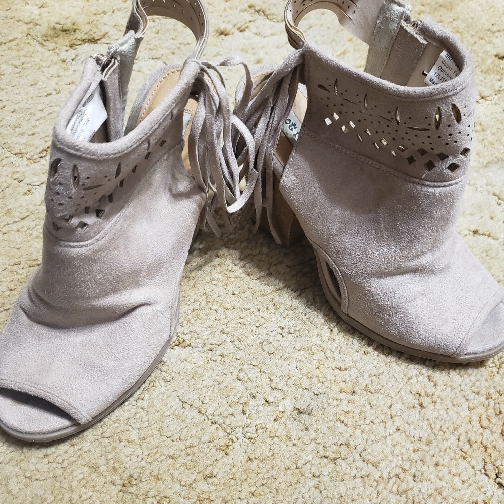 Chunky heal fringy peep toe